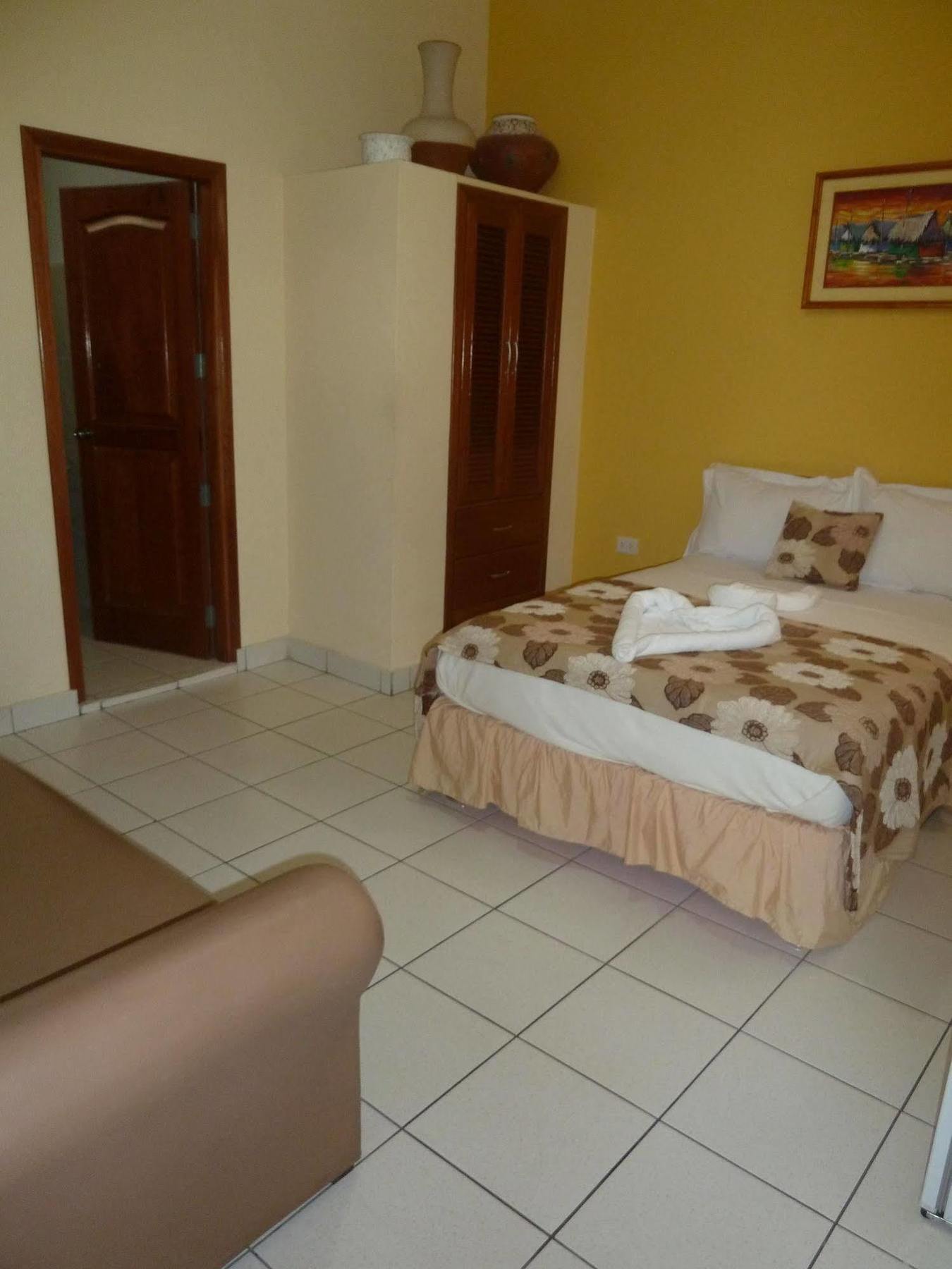 Hostal Huayruro Iquitos Exterior photo