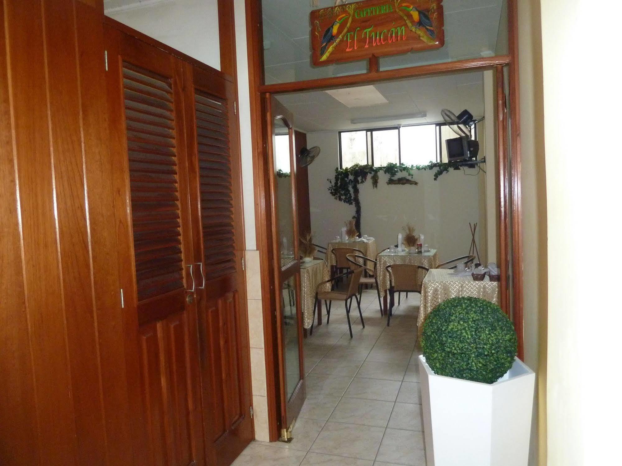 Hostal Huayruro Iquitos Exterior photo